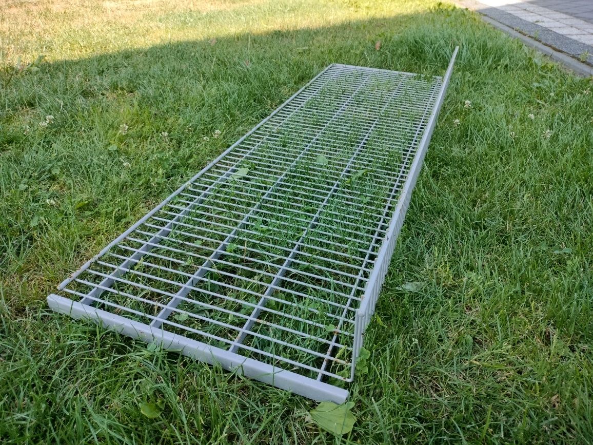 Metalowe półki do regałów modułowych.