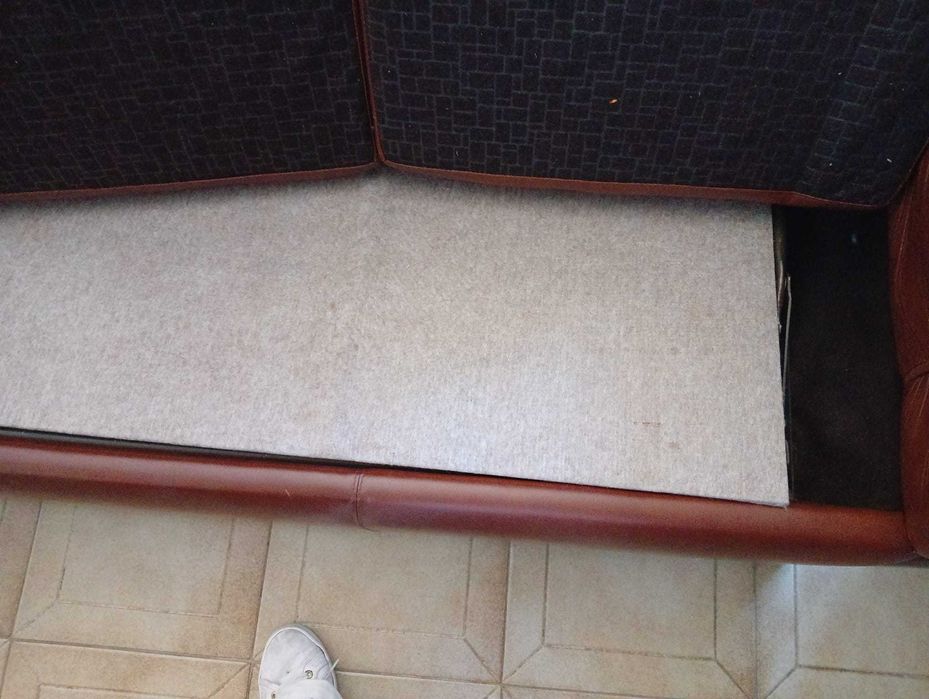 Sofá de três lugares e 2 poltronas em couro castanho.