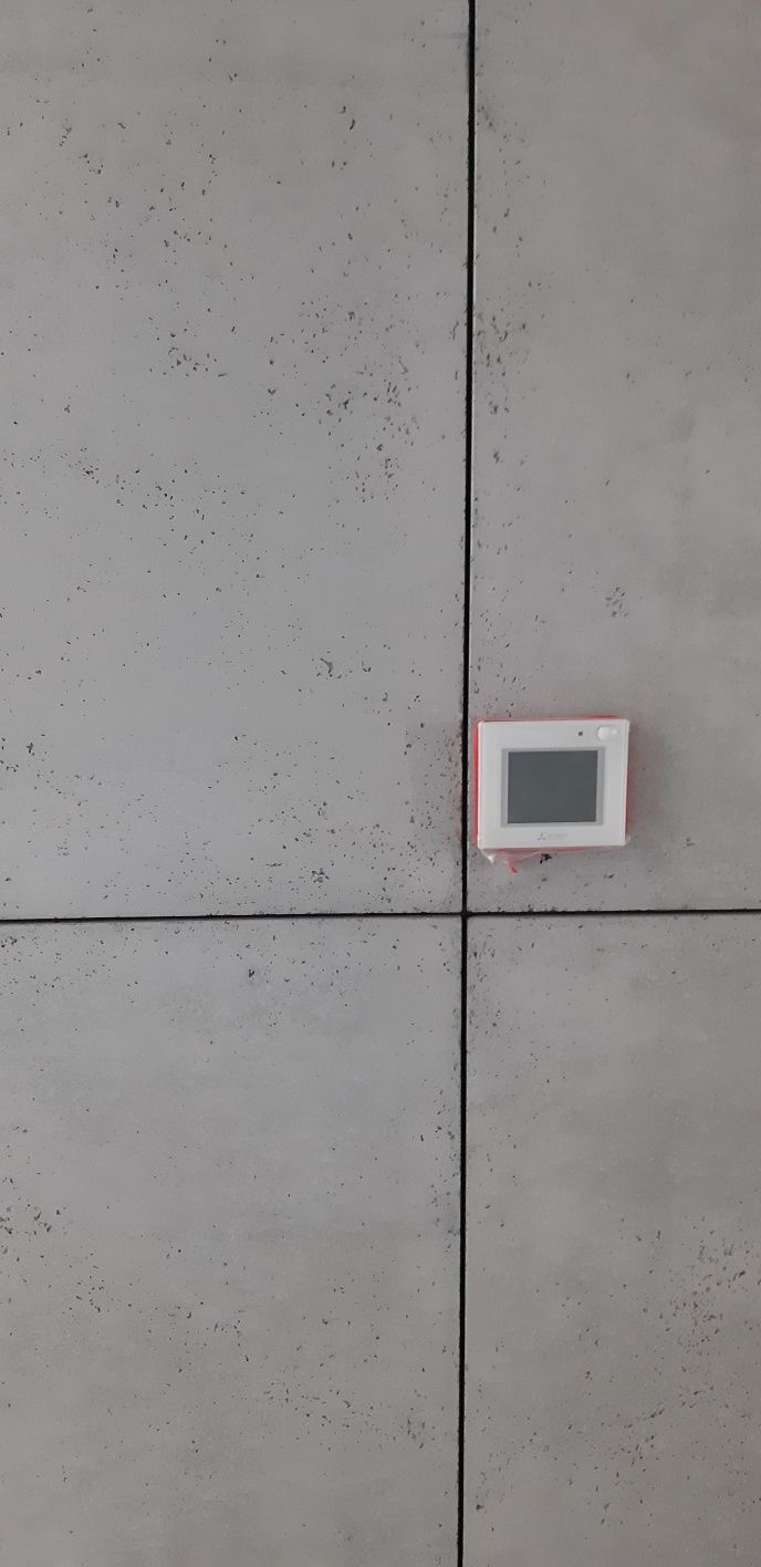 Płyty z betonu architektonicznego, ścienne, gr. 1cm.