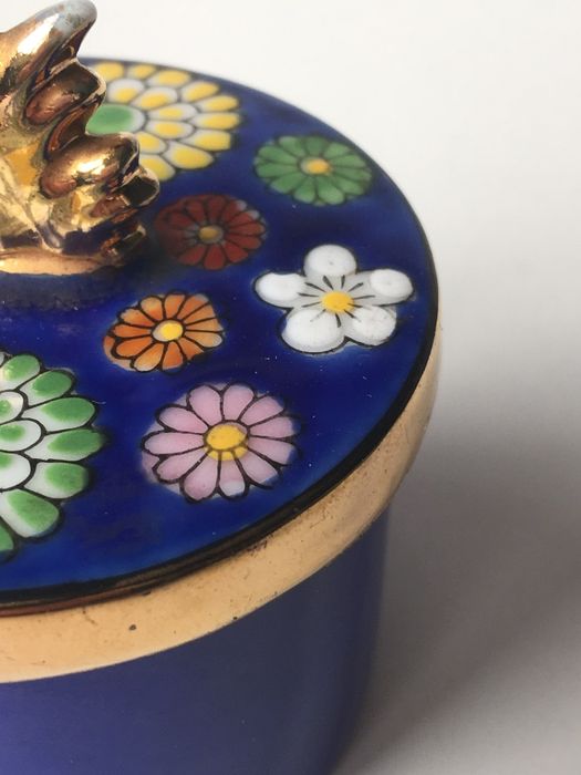 Caixa millefiori em porcelana pintada á mão, cerca 1950