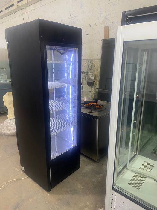 Холодилний шкаф з прозрачною заднею стінкою
