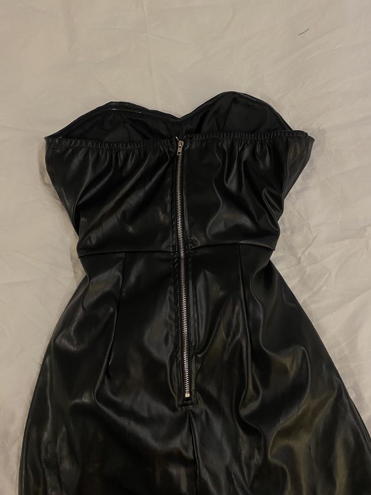 Sukienka mała czarna z dekoltem w kształcie serca bez ramiączek