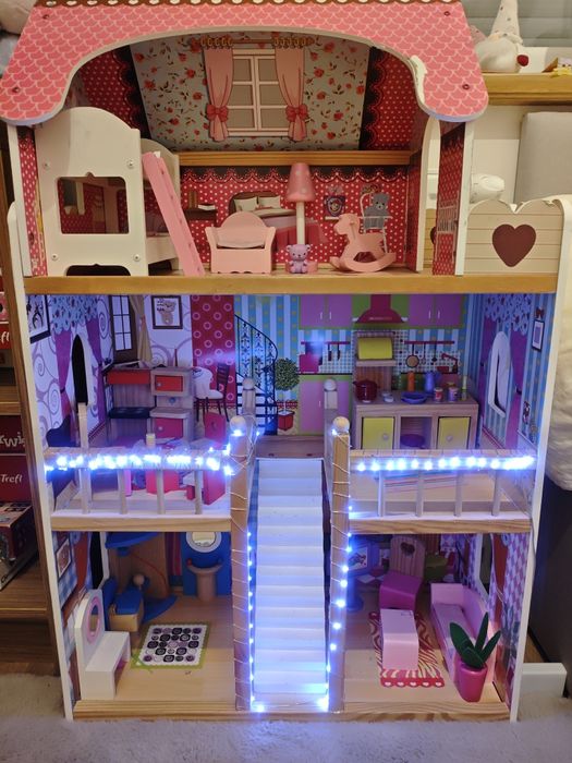 Drewniany domek dla lalek z akcesoriami