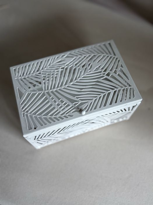 Białe ażurowe pudelko szkatułka z klapką na biżuterię