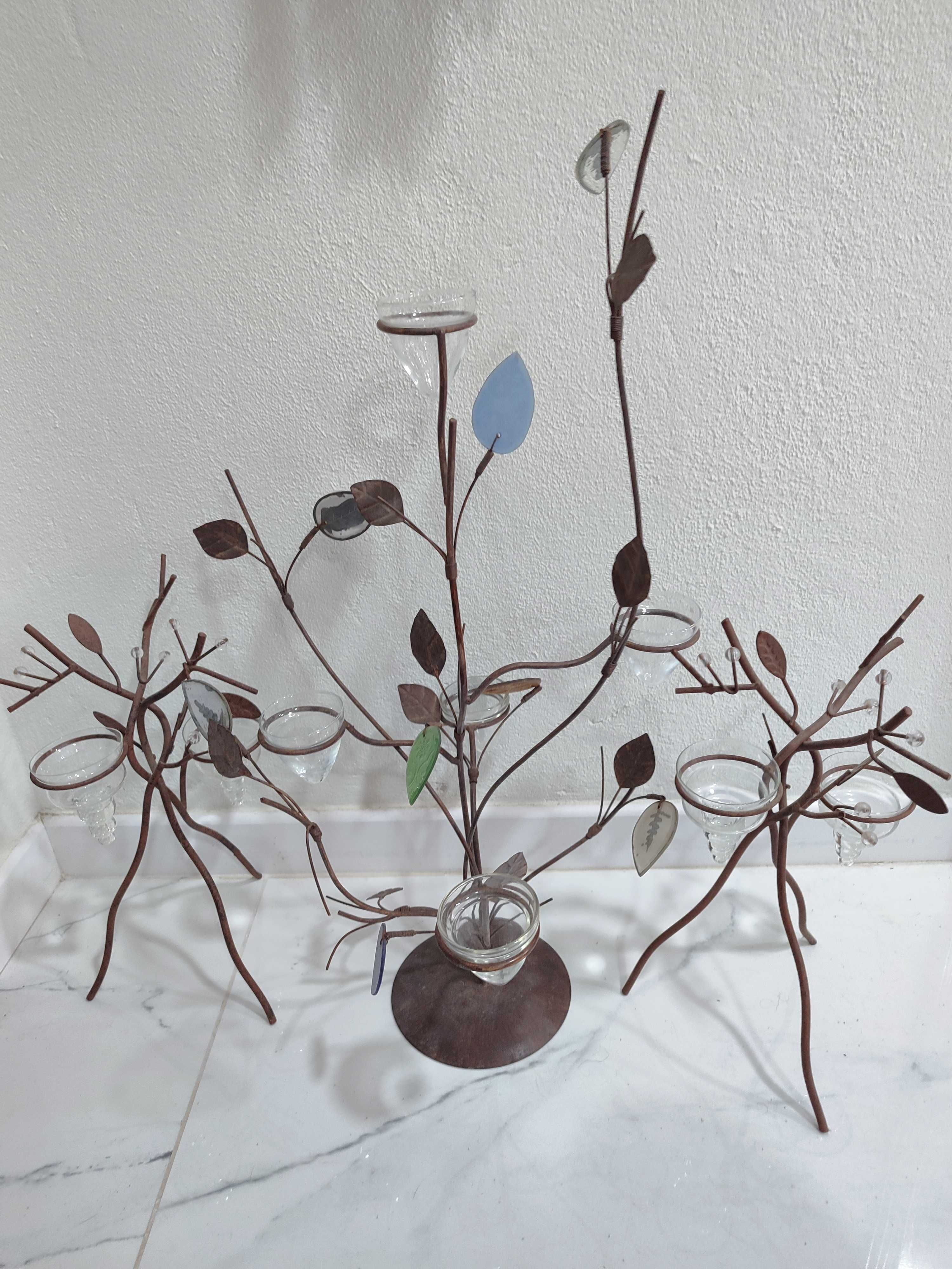 3 porta velas altos em metal com folhas decorativas e copos