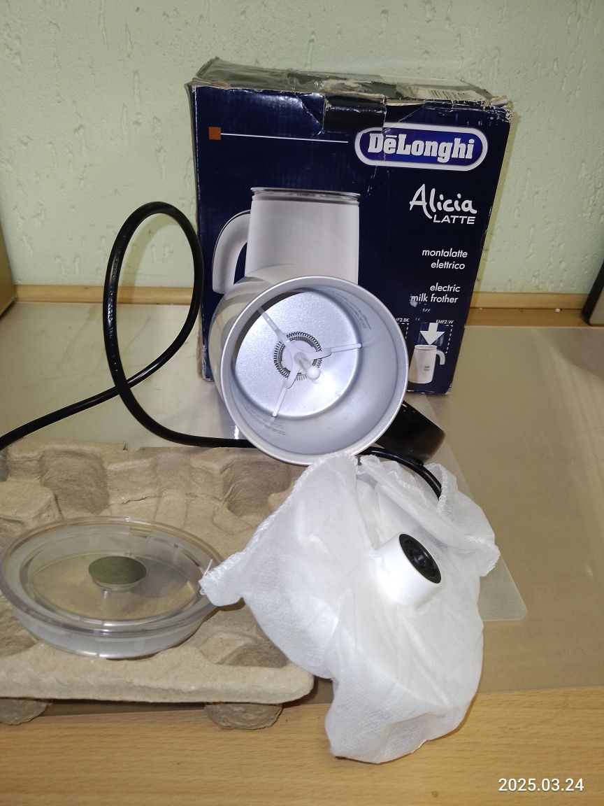 Спінювач молока DeLonghi EMF 2 W Alicia, капучінатор