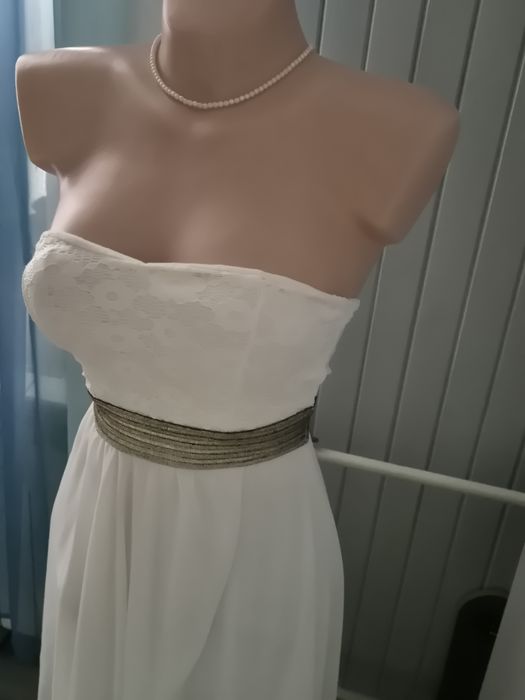 Delikatna sukienka biała ze złotym paskiem z mała wadą S