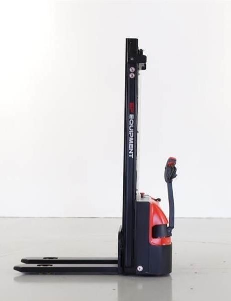 Novo , Empilhador / Porta Paletes / Stacker 1500kg , Elevação 4 metros