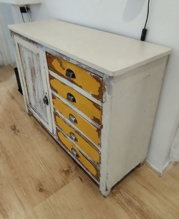 Móvel antigo recuperado