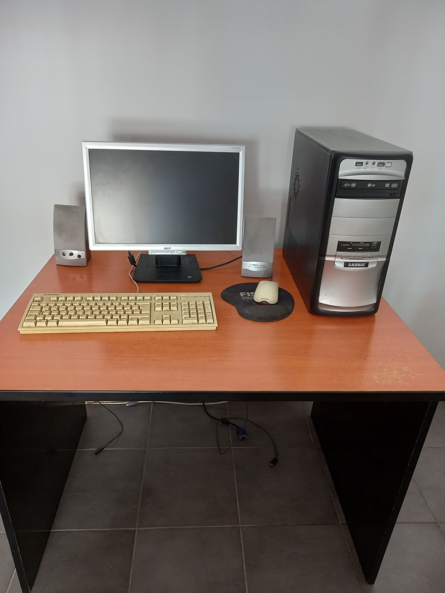 Conjunto de computador e acessórios