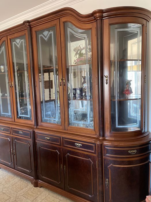 Buffet em nogueira com vitrina muito bom estado como novo