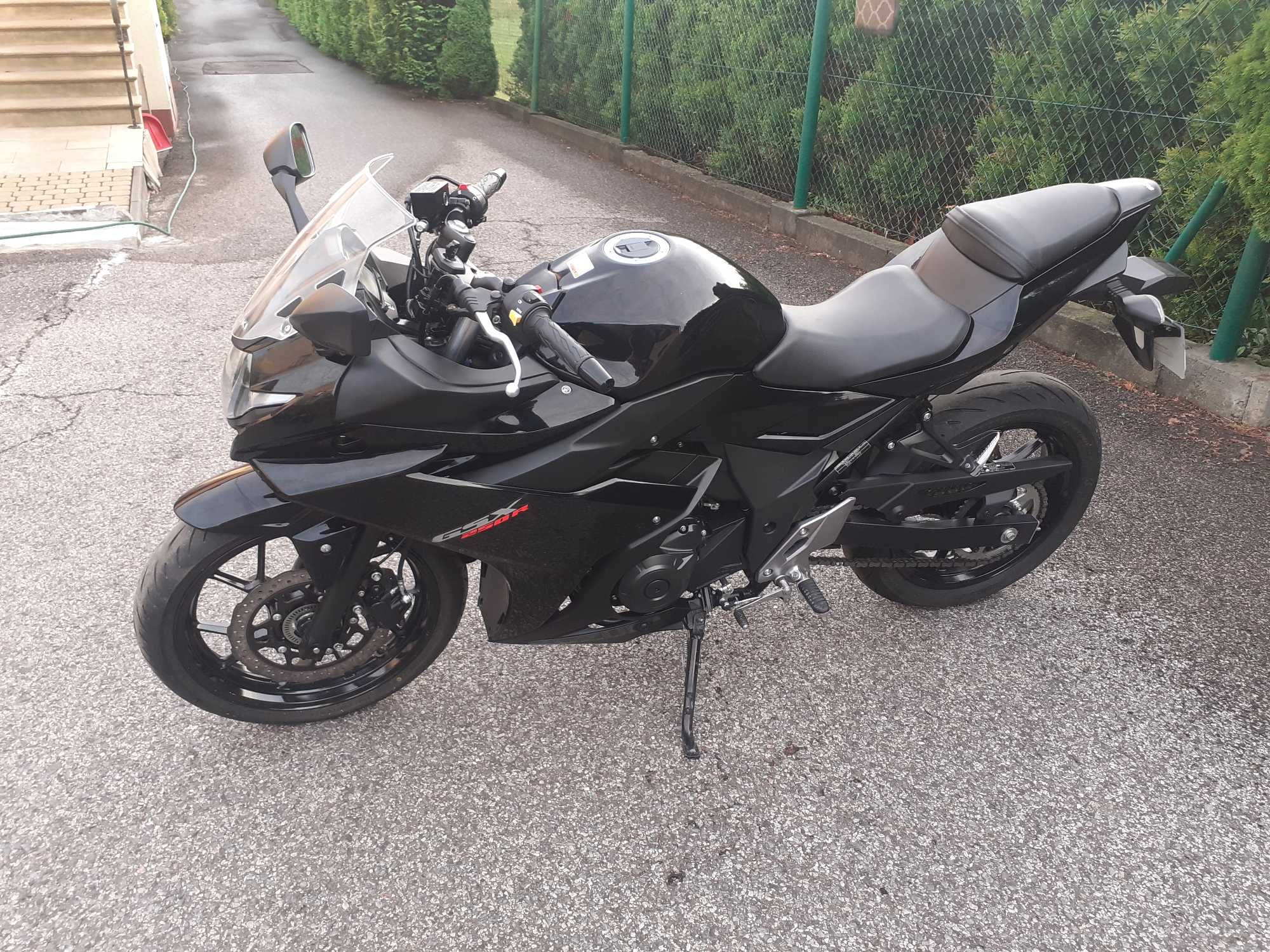 SUZUKI GSX 250 R z 2021 roku przebieg 3675 km. Jak NOWY