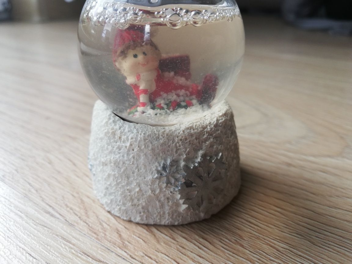 Figurka świąteczna w kuli ze śniegiem