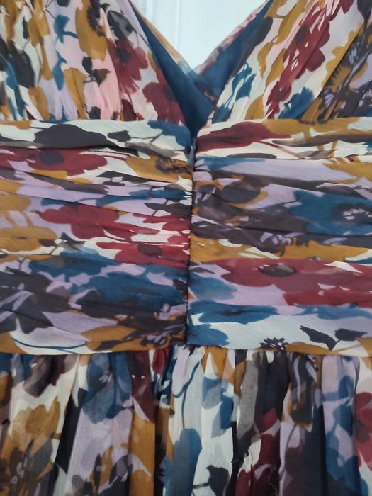 Piękna sukienka w kwiaty rozmiar 16