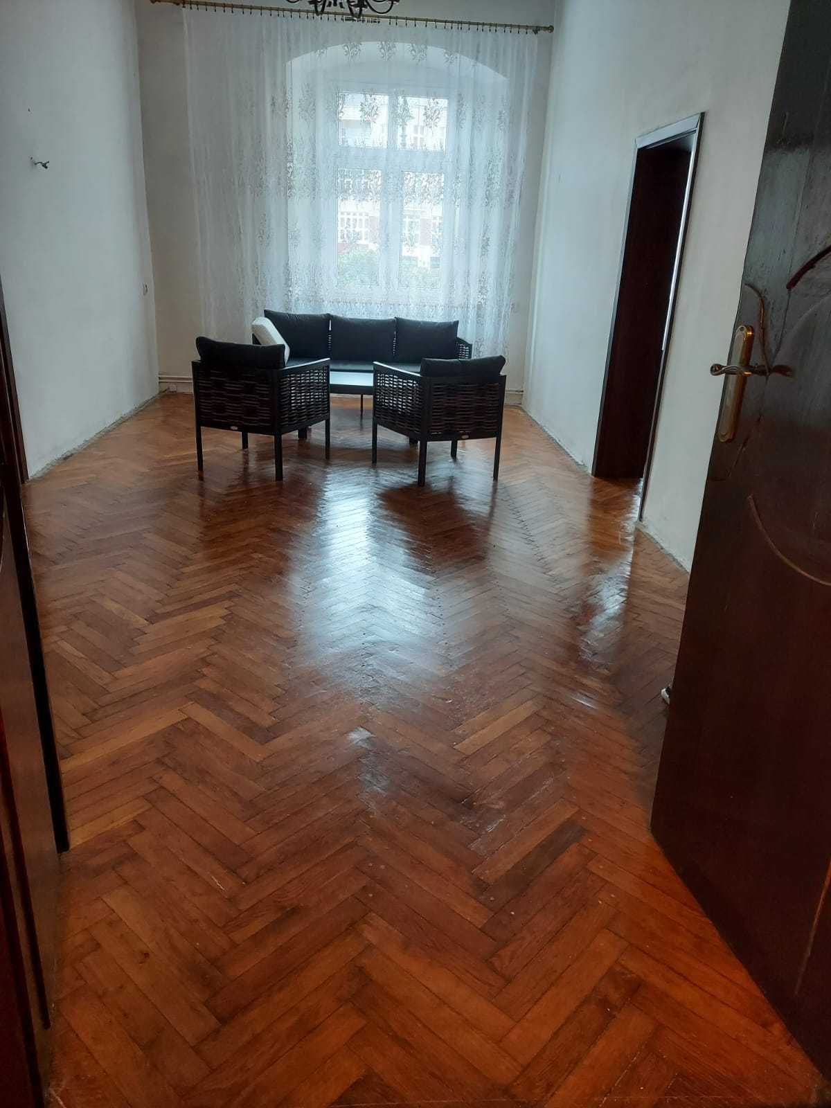 Stary parkiet z duszą historii – ok. 50 m² – tylko 1000 zł!