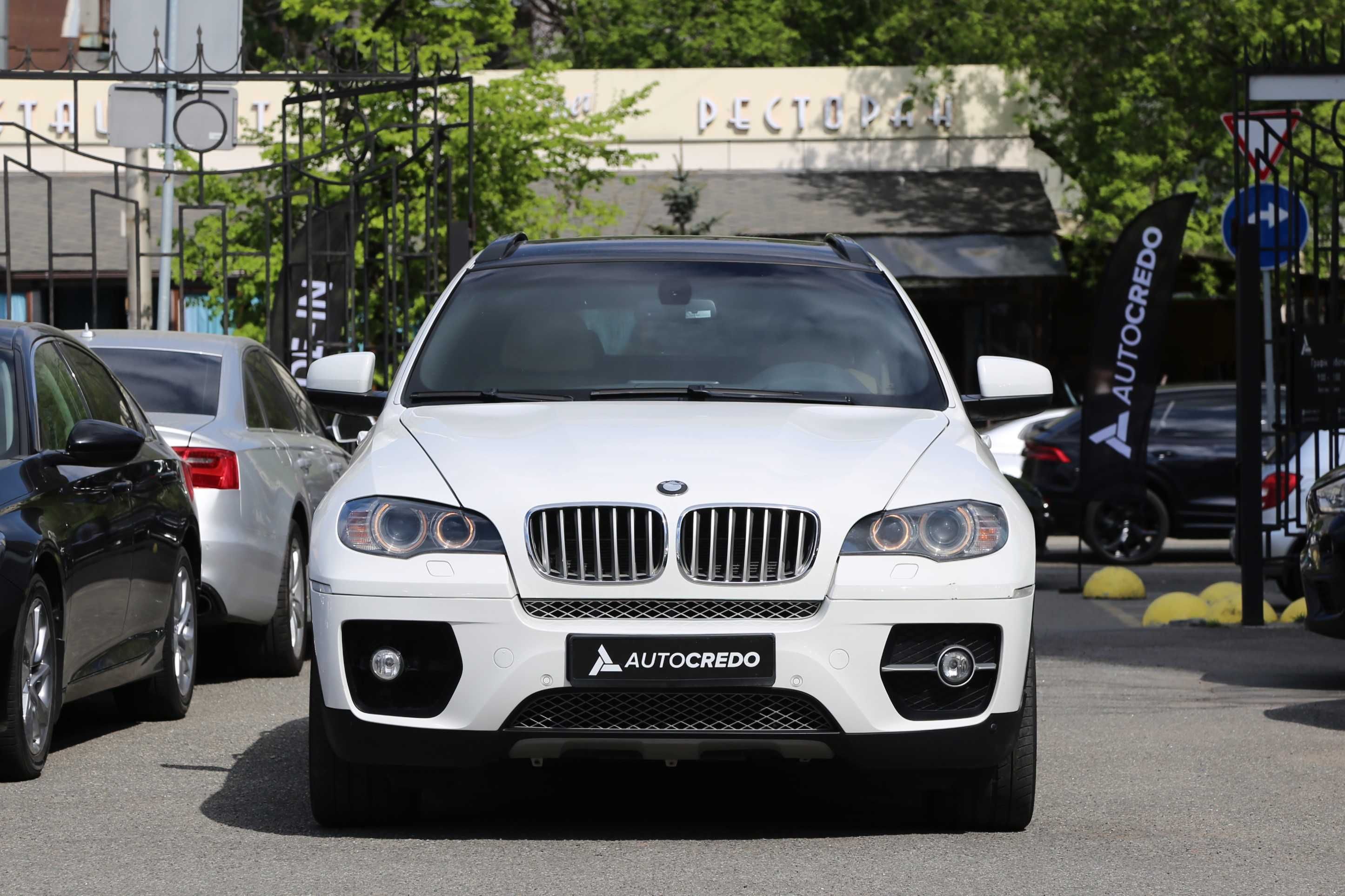 Офіційна BMW X6 50i xDrive 2010 року