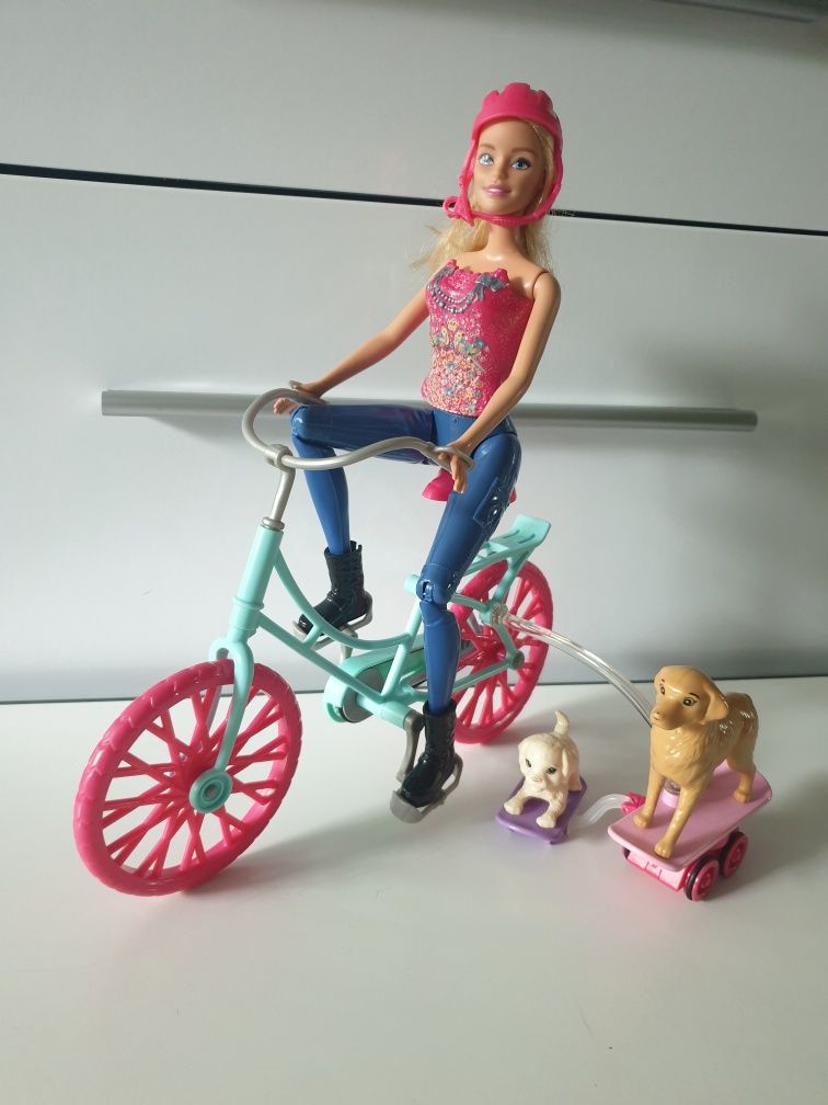 Barbie na rowerze z pieskami