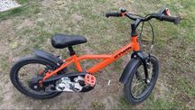 Rowerek b-btwin z bocznymi kolkami.