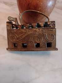 Miniaturowe żelazko z przełomu XX wieku