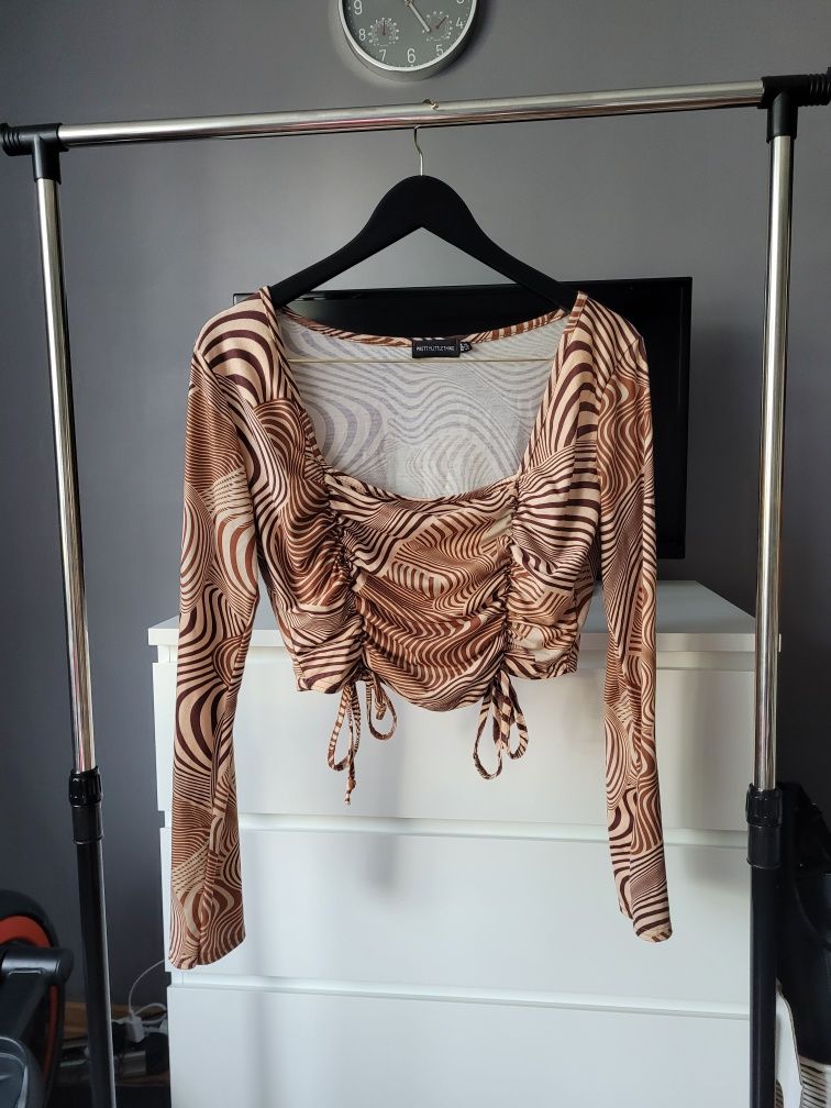 Crop top we wzory Wzorzysta bluzka ze ściągaczami pretty little thing