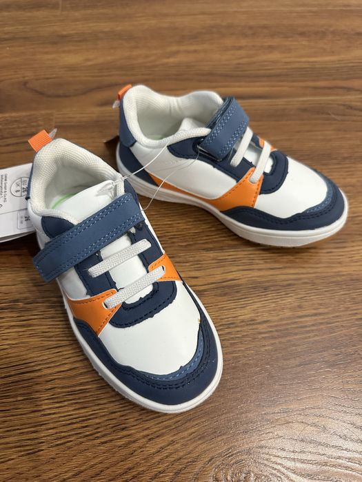 Білі стильні кросівки на липучках з синіми і оранжевими вставками