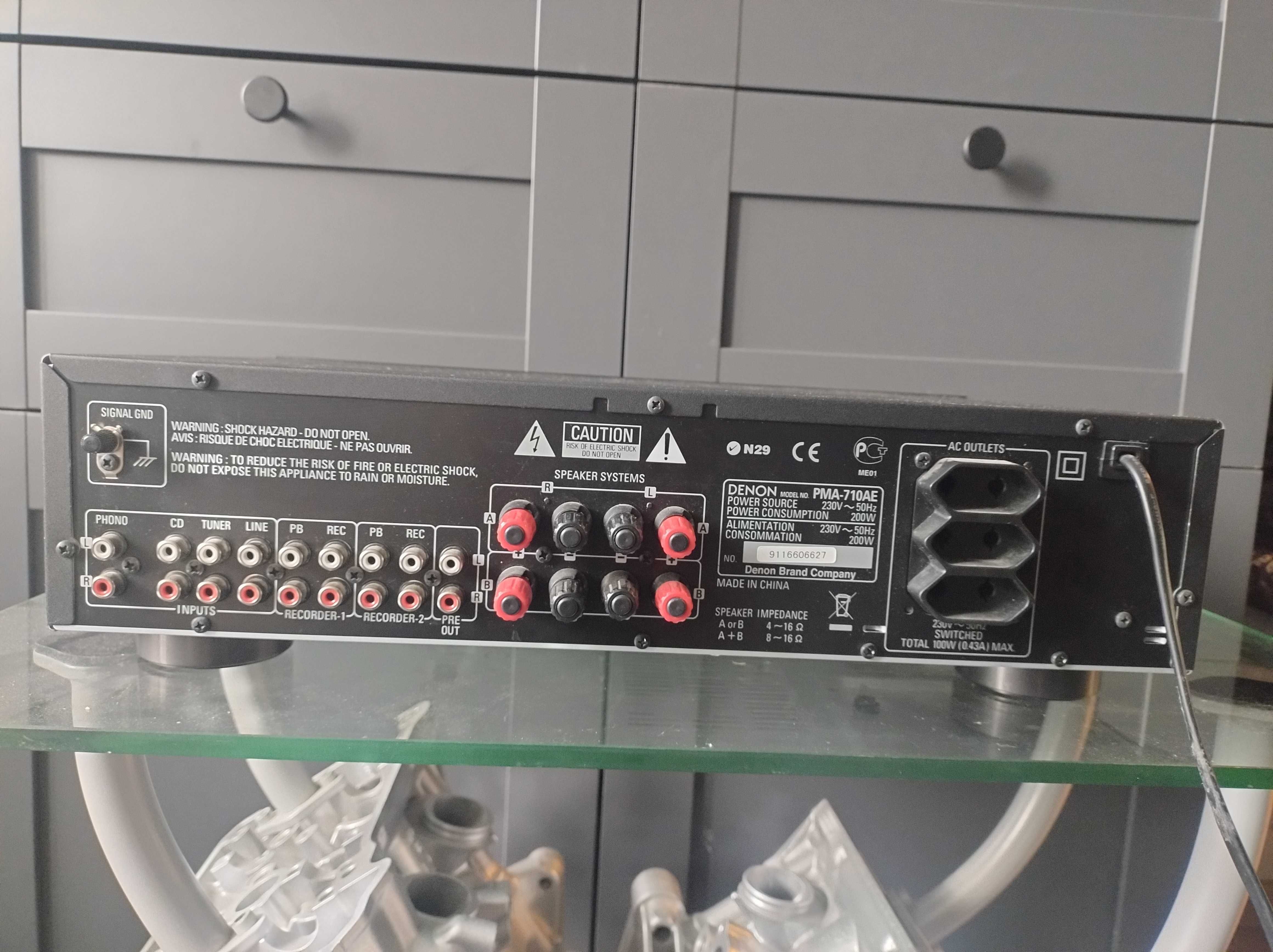 Wzmacniacz DENON PMA 710 AE wraz z pilotem.