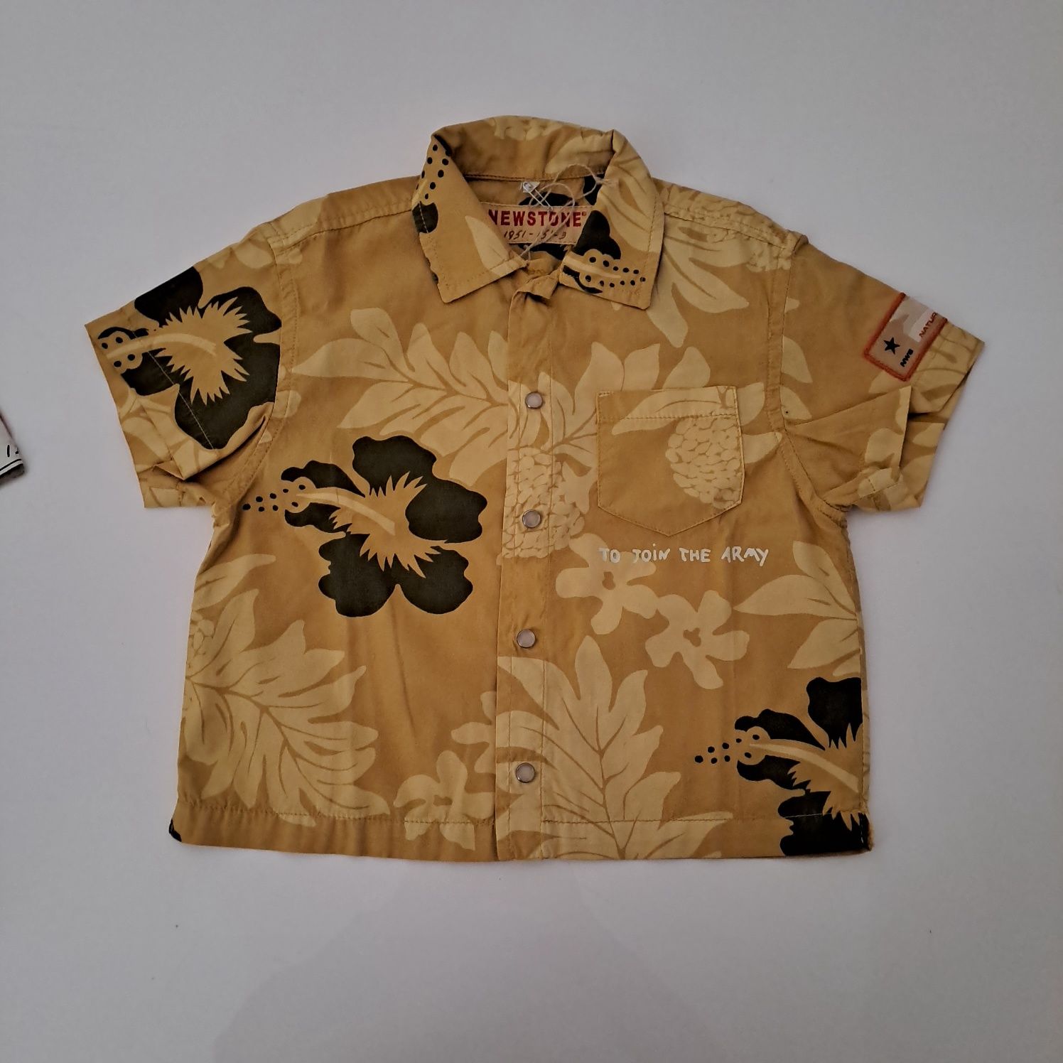 Conjunto de menino com calças, camisa e t-shirt