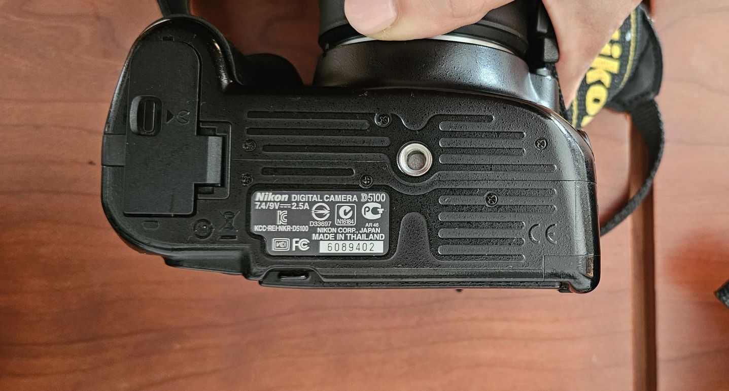 Câmara Digital Nikon D5100. Oferta cartão 4 GB