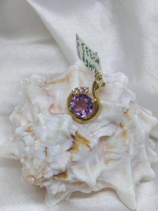 Złoty wisiorek z fioletowym oczkiem złoto 333