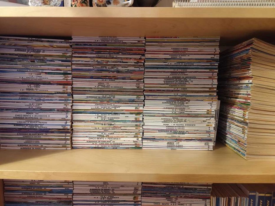 Mais de 900 revistas da turma da mónina para venda