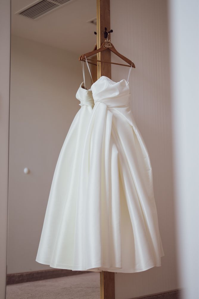 Suknia ślubna| gładki materiał| efektowne rozcięcie