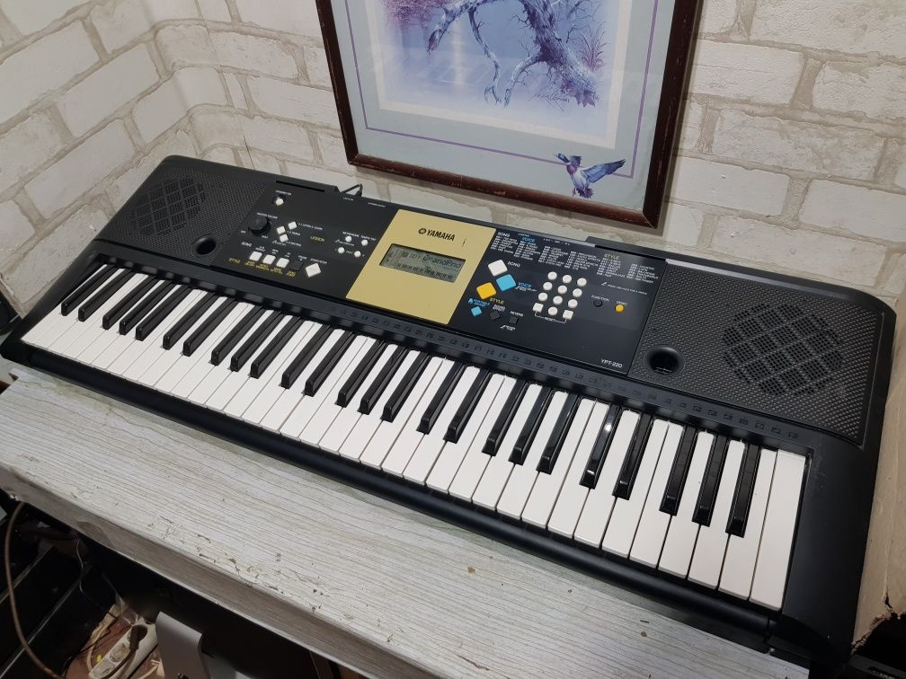 Синтезатор YAMAHA  EZ-200,YPT-220+2 на 61 клавішу, б/у з Німеччини