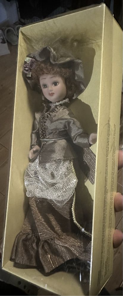 Lalka kolekcjonerska w stroju z epoki