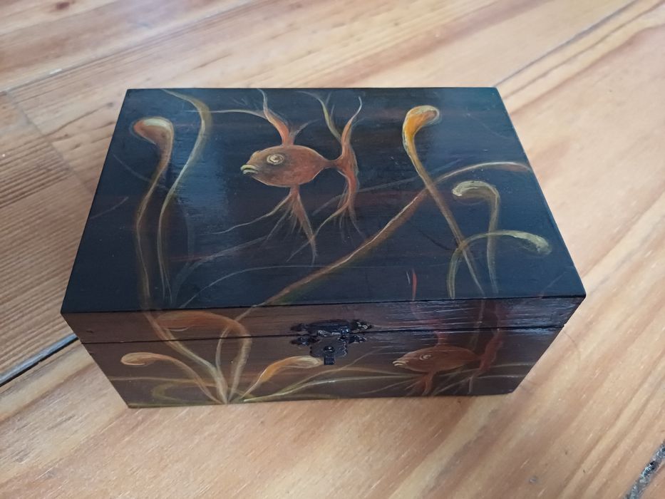 Caixa de jóias de madeira com motivos marinhos