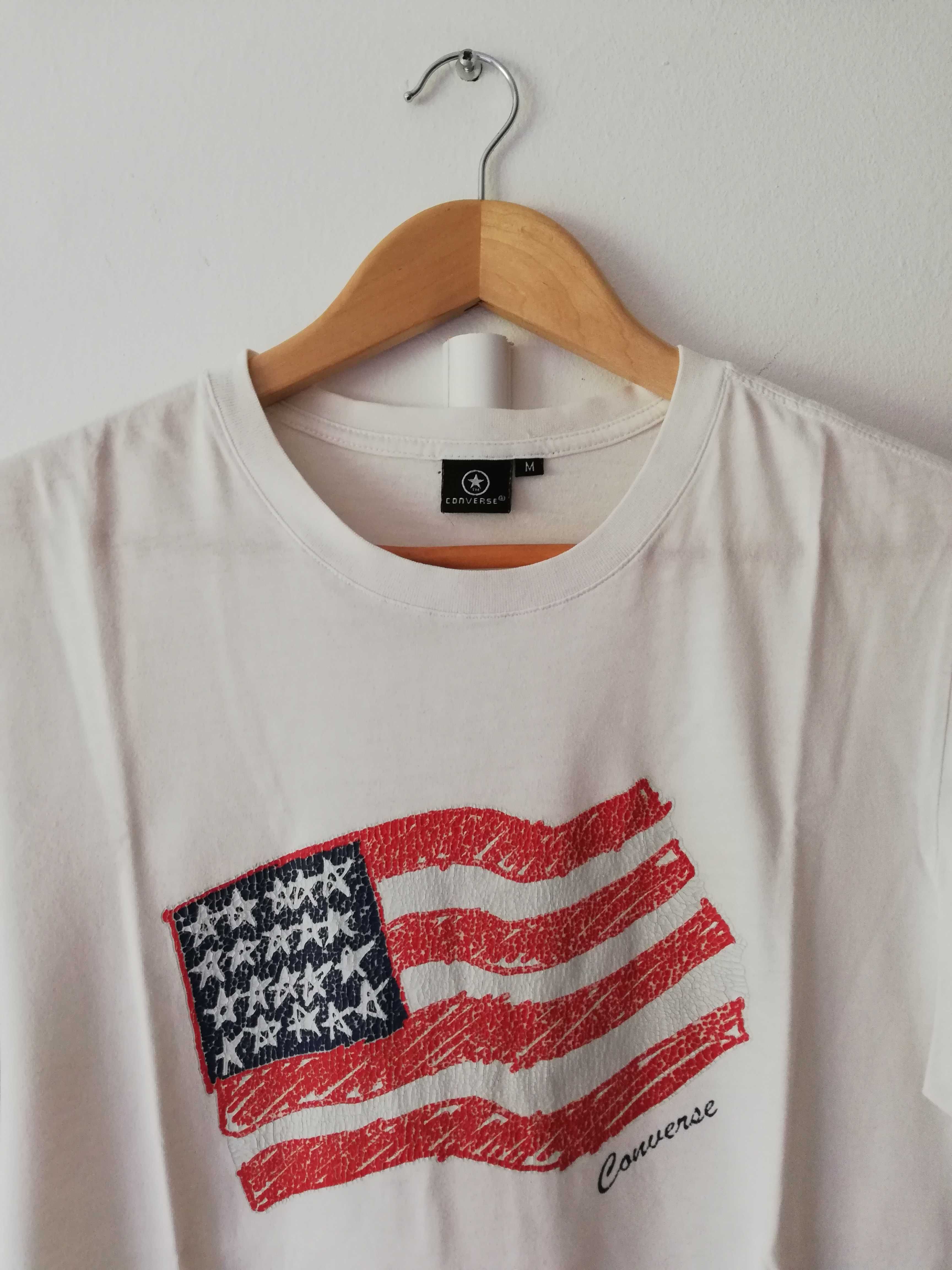 T-shirt branca com bandeira converse