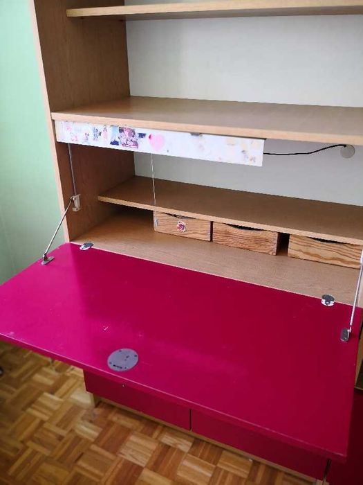 Czerwony regał z czasów PRL - Warszawa Wawer