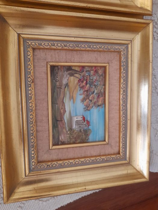 Dois quadros com moldura dourada