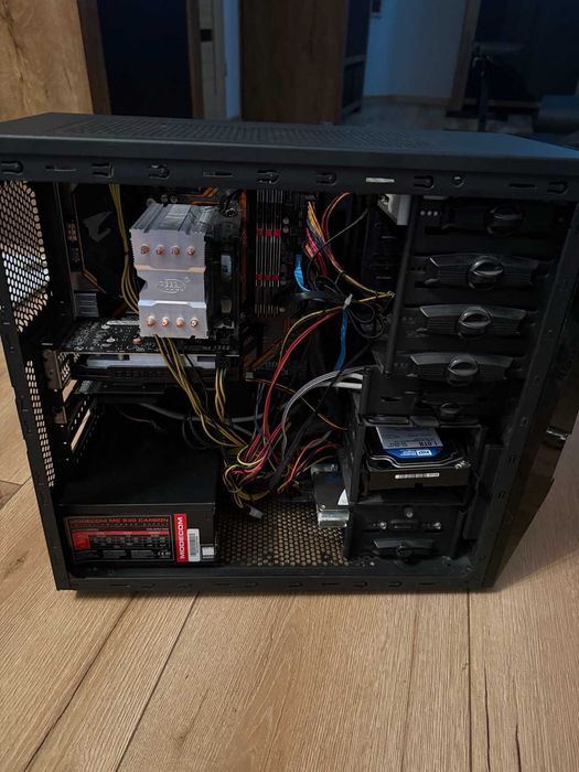 Komputer stacjonarny do gier i pracy.