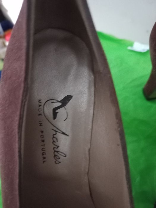 Sapatos novos em camurça castanha Charles