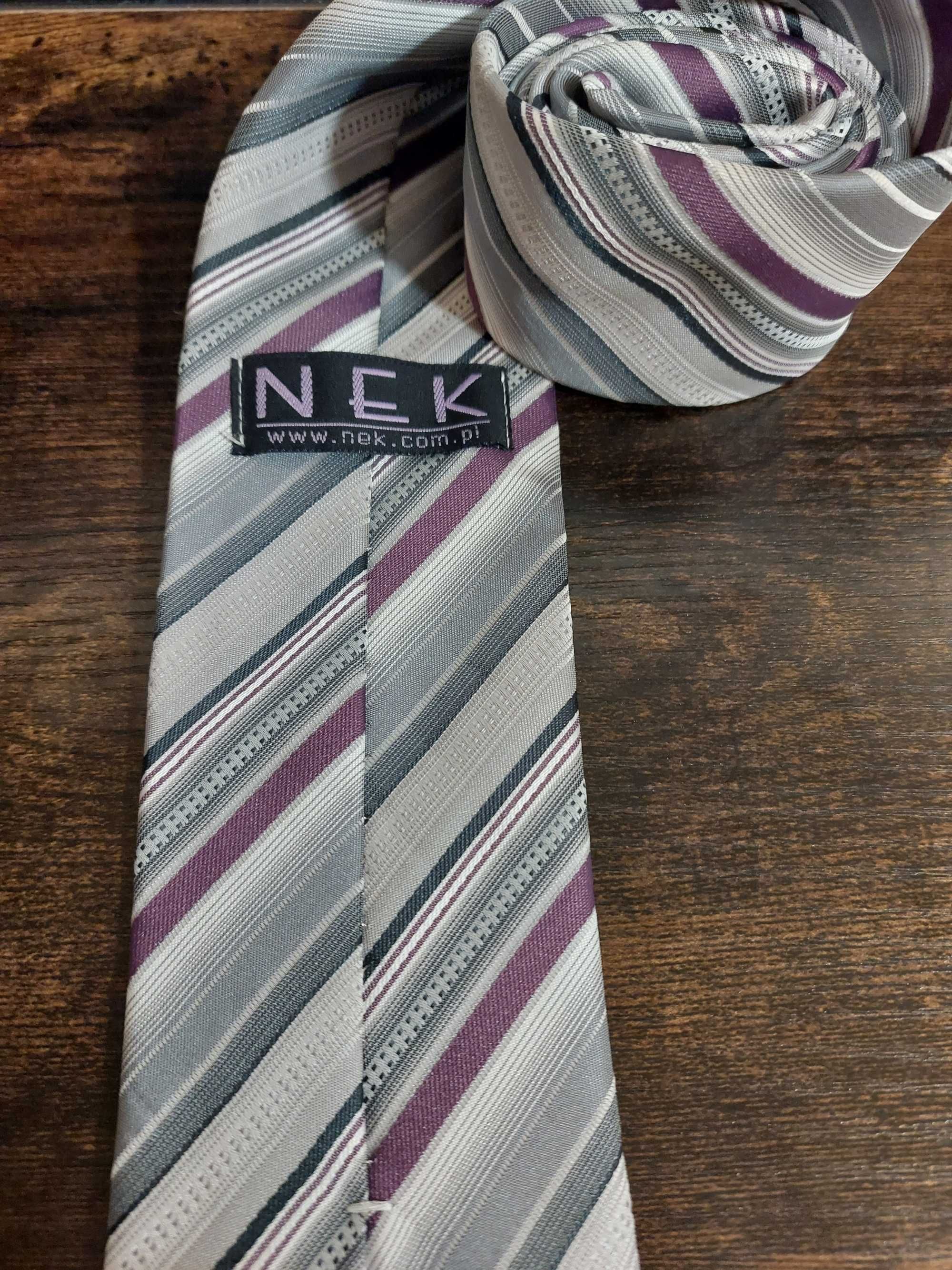 Krawat marki NEK w fioletowo-szaro-białe paski.