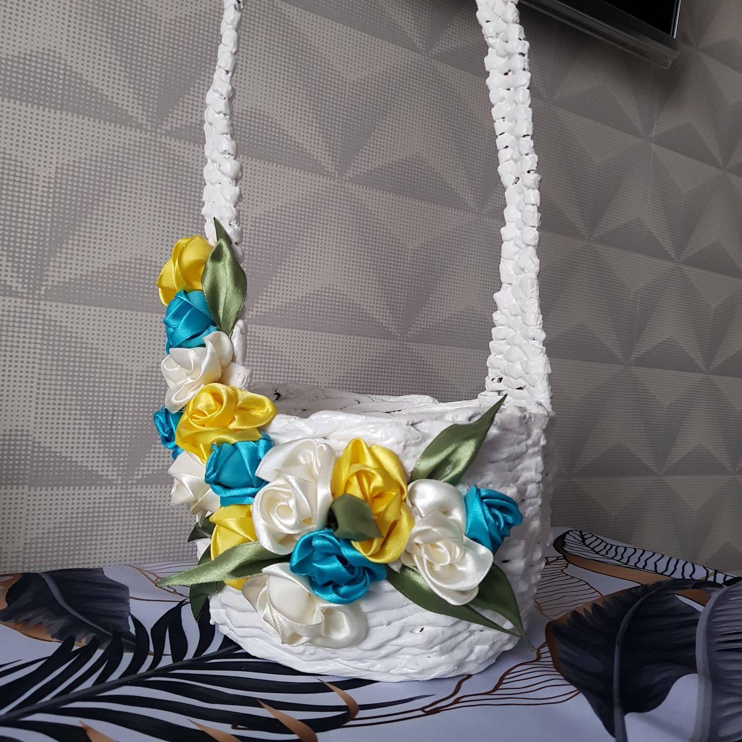 Koszyk rękodzieło zdobiony kwiaty biały wiosenny handmade z kwiatami