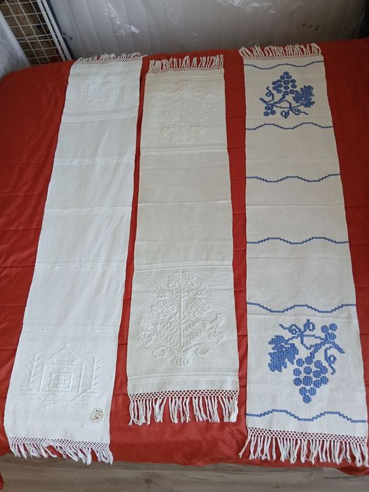 Três naprons de linho bordado tear artesanal Ponte de Lima.