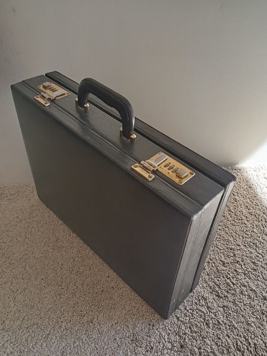 Mala executiva clássica em pele com cadeado, medidas 44/32/11cm bom es