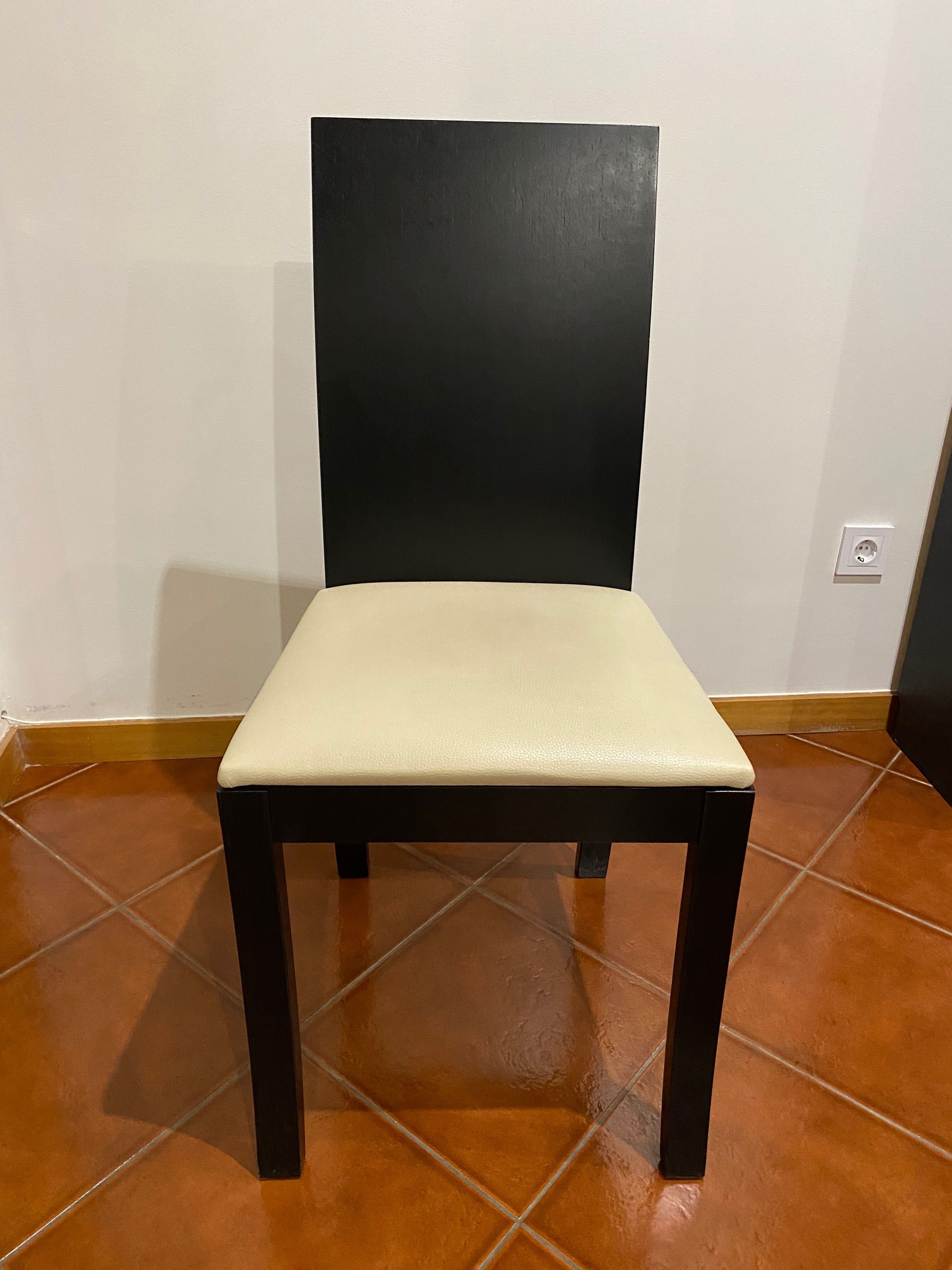 Mesa de jantar com 6 cadeiras! Em bom estado! (Mesa com duas manchas )