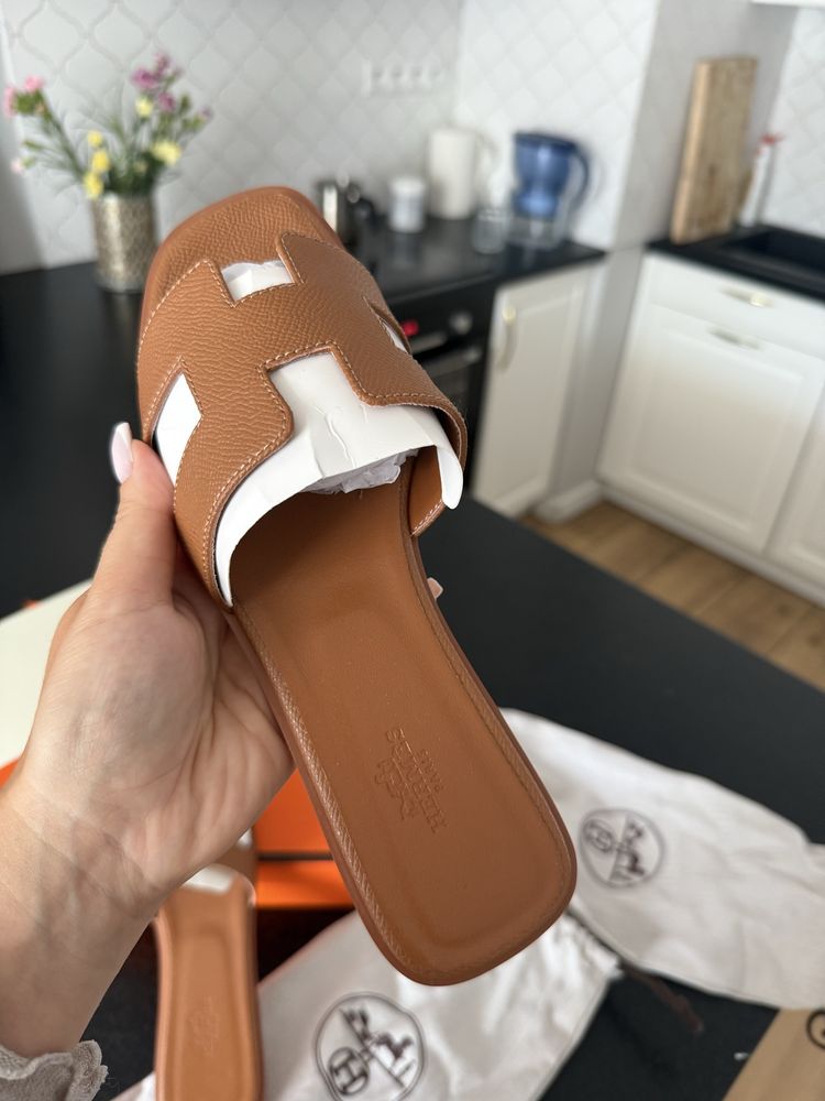 Luksusowe klapki Hermès Oran