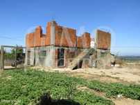 Terreno com moradia em construção