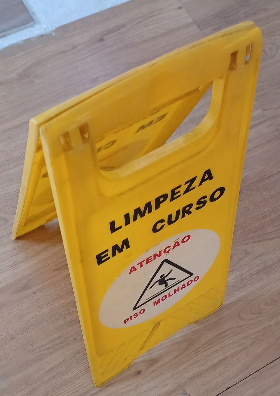 Sinalética de piso molhado
