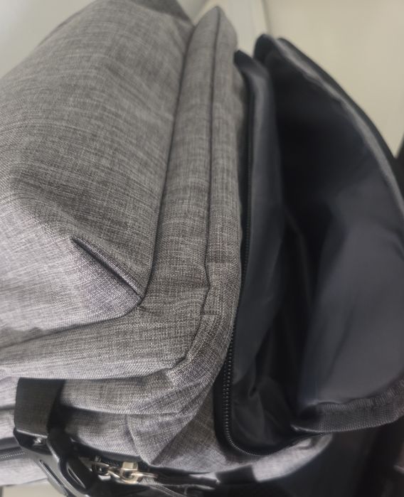 Mochila de viagem cinzenta