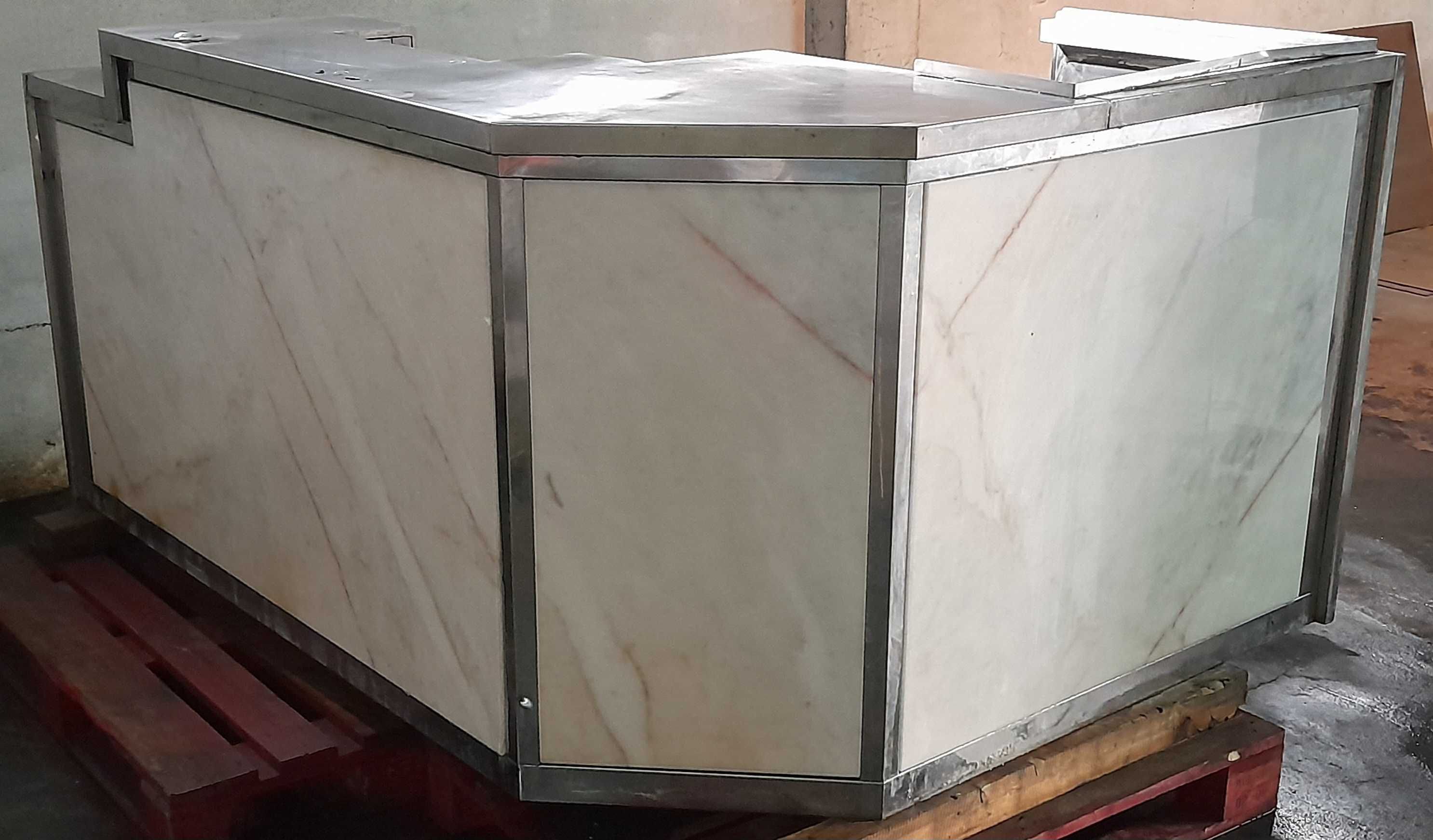 Balcão em Inox Revestido a Pedra Mármore