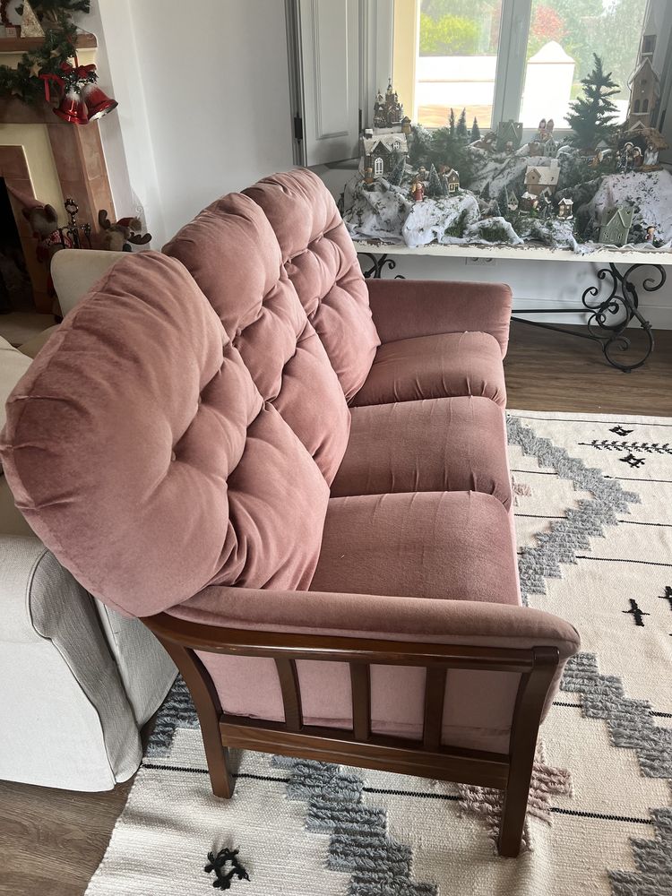Sofa de madeira com almofadas em veludo rosa velho